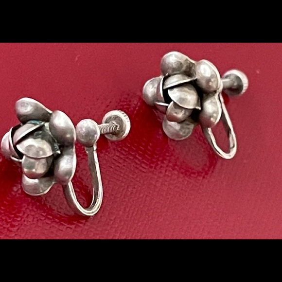 Vintage Sterling Silver Floral Earrings. - Picture 3 of 7